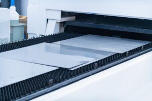 Gięcie blach na wymiar – jak precyzja obróbki wpływa na jakość finalnych konstrukcji? 2 giecie blach